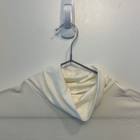 UNIQLO heat-tech turtleneck in off-white - Picture 2 of 2